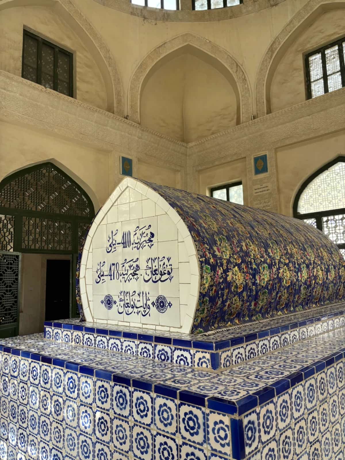 玉素甫・哈斯・哈吉甫墓