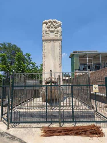 和硕和勤亲王墓碑