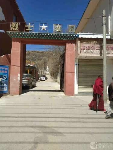 亚口夏山红军烈士墓