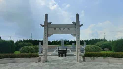 岳飞衣冠冢及岳霖墓