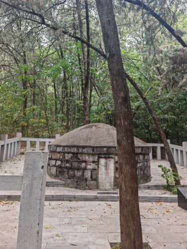 解慕唐烈士陵园