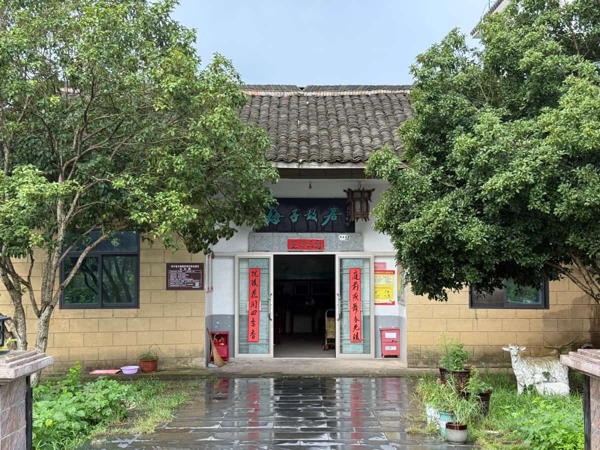 海子故居及海子墓-海子墓