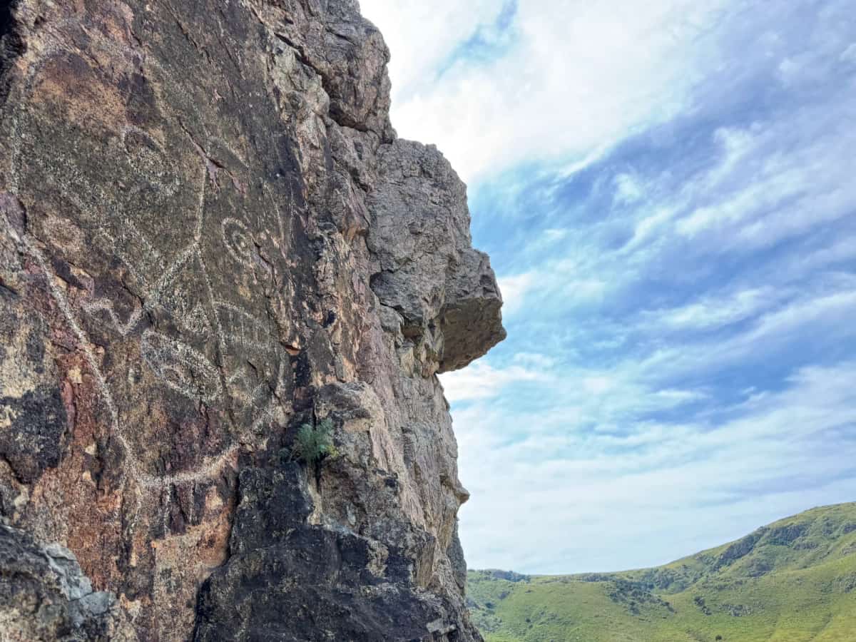 大黑山人面岩画和墓群