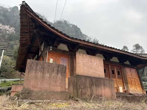 龙鹄山《松柏之铭》碑及摩崖造像 | 鸡公山摩崖造像 | 大雅杨氏墓 | 二龙庙大殿